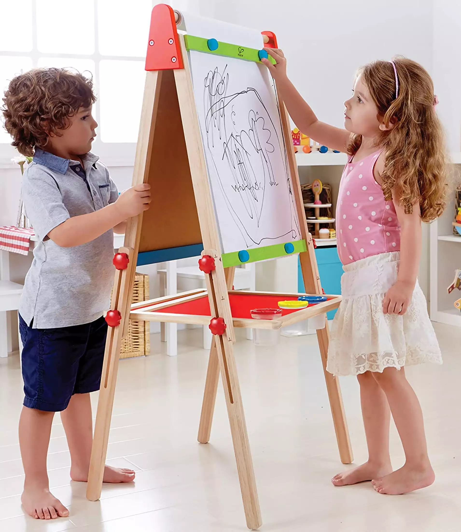 Giá vẽ nghệ thuật giúp bé thỏa sức sáng tạo