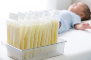 Hâm sữa cho bé đúng cách giúp giữ 100% dưỡng chất sữa mẹ