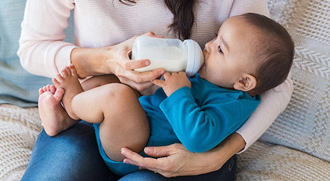Khuấy sữa nhẹ nhàng để sữa không nhiễm bọt khí và làm bé bị sặc khi uống.