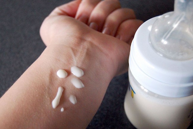 Nhỏ 1-2 giọt sữa ra tay để kiểm tra nhiệt độ của sữa 