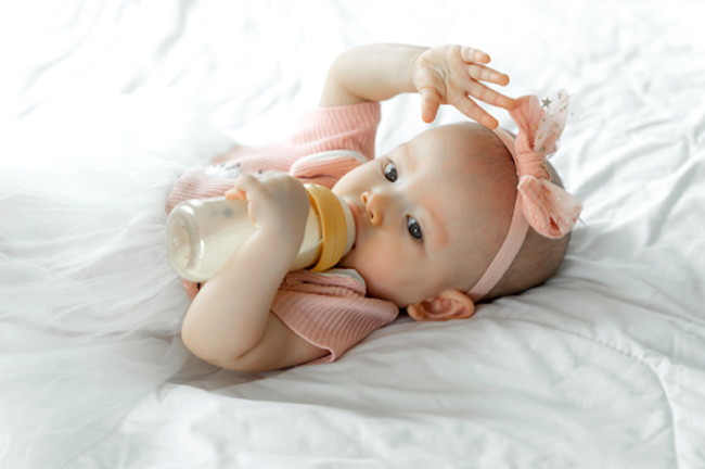 Bình sữa cho bé phải đảm bảo an toàn, không đưa chất độc hại vào sữa của con