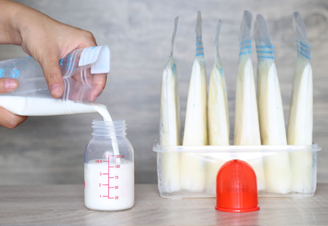 Mẹ trữ lượng sữa cho bé đủ ăn trong ngày dưới ngăn mát tủ lạnh