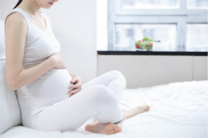 Mang thai 3 tháng đầu ra dịch màu vàng có đáng lo không?