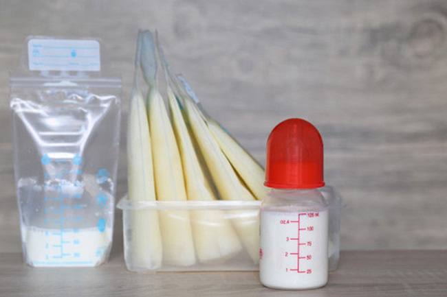 Mẹ bảo quản sữa trong túi đựng hoặc các bình đựng chuyên dụng