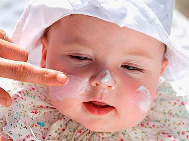 Khi bé bị nổi mẩn đỏ ở mặt, mẹ hỏi ý kiến bác sĩ/dược sĩ để sử dụng dưỡng ẩm cho bé
