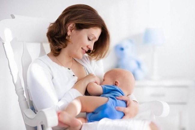 Mẹ cho bé bú mỗi 2 - 3 tiếng/ lần, mỗi lần 10 - 15 phút.