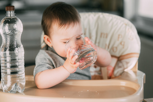 Mẹ cho bé nhiễm trùng tiết niệu uống đủ 1,5 lít nước/ngày.