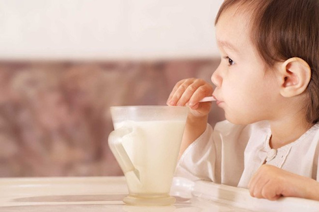 Mẹ lựa chọn thời điểm phù hợp bắt đầu cho bé uống sữa tươi