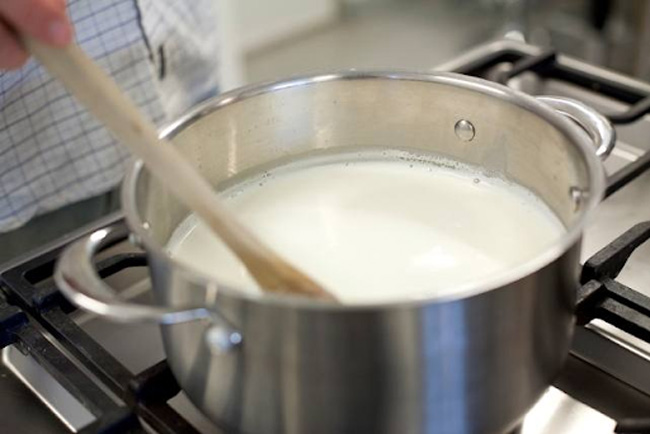 Mẹ đảo sữa khoảng 2 -3 lần, mỗi lần 15s để sữa nóng đều 