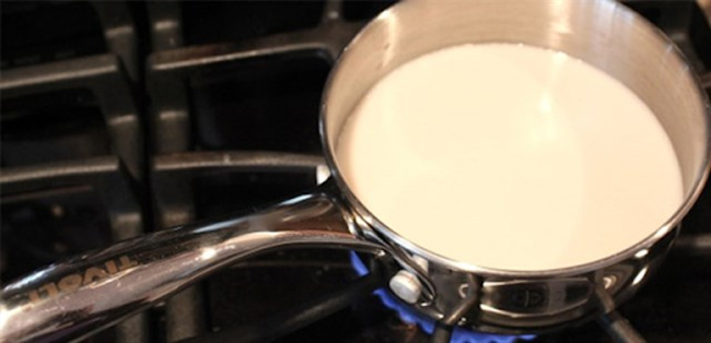 Mẹ nên hâm sữa bằng lửa to để giảm thời gian hâm sữa giúp giảm bay hơi vitamin, dưỡng chất 