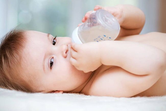 Mẹ không pha sữa quá đặc làm bé “quá tải”, khó tiêu hóa và hấp thu dinh dưỡng.