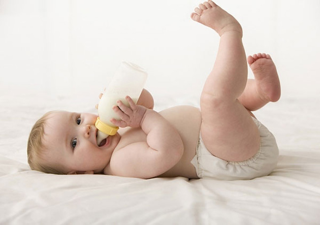 Mẹ không pha thêm đồ ăn, nước uống hoặc thuốc vào sữa của bé để giúp bé bú ngon hơn và tránh làm hỏng sữa
