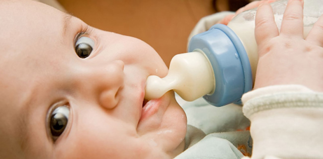 Mẹ dùng các loại sữa công thức để cung cấp được dinh dưỡng tốt nhất cho bé.