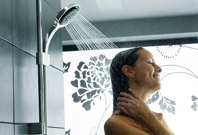 Mẹ tắm dưới vòi sen nước ấm kết hợp massage để giảm tắc sữa 