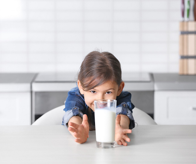 Thời điểm tốt nhất là cho bé uống sữa tươi sau bữa ăn khoảng 1-2 tiếng 