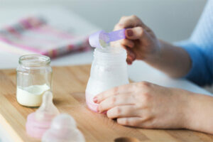 Nhiệt độ sữa cho trẻ sơ sinh uống bao nhiêu là hợp lý?