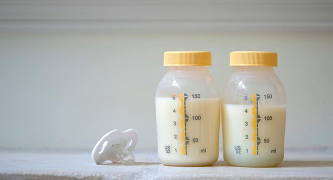 Khi bé không dùng hết sữa trong thời gian dài, mẹ có thể uống để tránh lãng phí