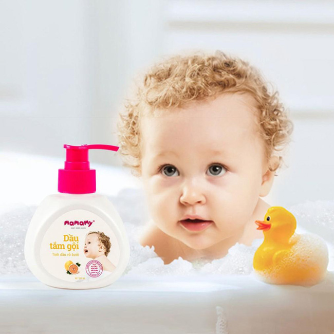 Vào mùa mưa, mẹ nên chọn sản phẩm tắm gội chuyên dụng cho bé sơ sinh chứa tinh dầu