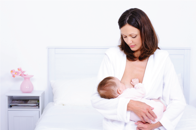 Mẹ cho bé bú nhiều hơn kết hợp với massage ngực để kích thích tuyến sữa hoạt động trở lại
