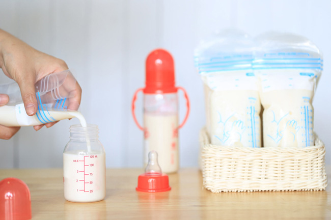 Sữa hâm 40 độ để quá 1 giờ sữa rất dễ bị hỏng bởi đây là môi trường tốt cho vi khuẩn gây bệnh phát triển