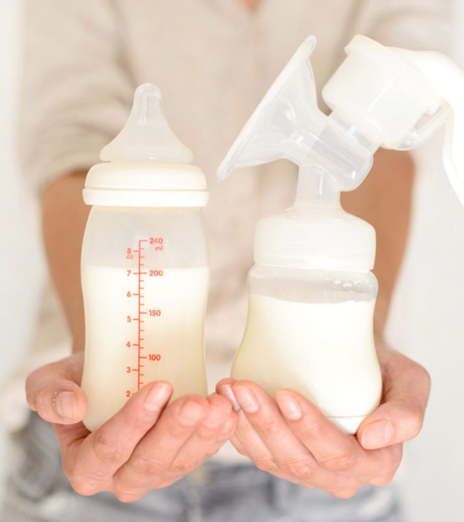 Nếu mẹ nhận thấy sữa có dấu hiệu bị hỏng như đổi sang màu vàng đạm, mùi hôi tanh, chua khó chịu thì hãy bỏ đi nhé!