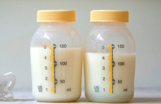 Vú sữa thông thường có màu trắng ngà, mùi thơm dễ chịu.
