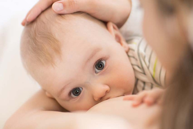 Sữa mẹ là nguồn sinh dưỡng quý giá nhất với bé, giúp bé phát triển toàn diện