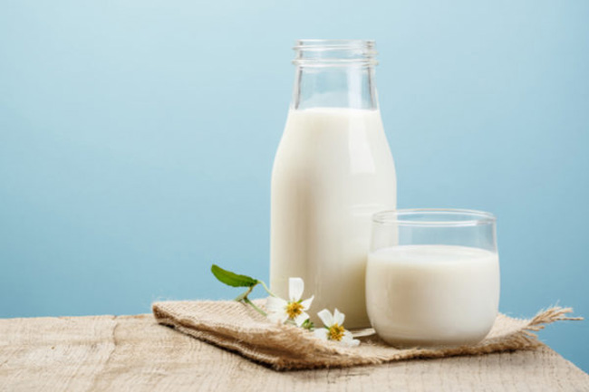 Sữa thanh trùng có thể đựng trong bình thủy tinh, chai, cốc với thời gian sử dụng ngắn