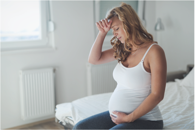 Hormone progesterone tăng cao khi mang thai 3 tháng đầu khiến máu lưu thông chậm hơn gây đau đầu