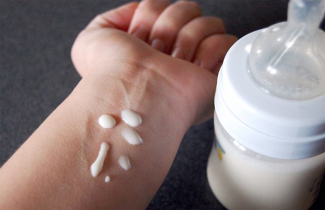 Nhỏ vài giọt sữa ra cổ tay hoặc mu bàn tay, nếu thấy ấm, không bị rát tức là đã an toàn cho bé uống 