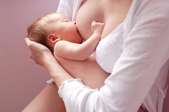 Tư thế cho bé bú không đúng là nguyên nhân gây viêm tuyến sữa.