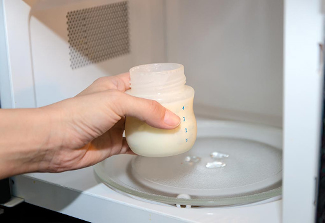 Tuyệt đối không hâm sữa mẹ trong lò vi sinh vì sẽ làm mất đi dinh dưỡng trong sữa
