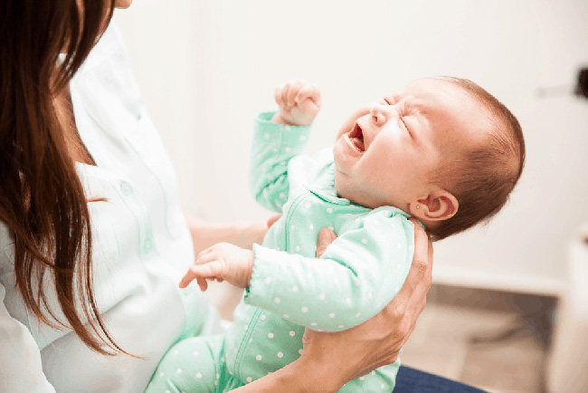Bú sữa mẹ bị hỏng ảnh hưởng đến hệ tiêu hóa non nớt của trẻ sơ sinh
