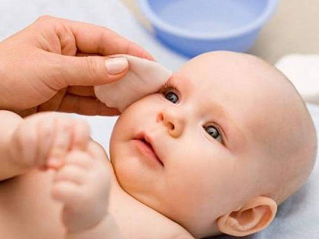 Mẹ vệ sinh mắt mũi, tai cho bé 1-2 lần/ ngày 