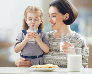 Sau sinh uống sữa tươi được không? Sau sinh bao lâu được uống sữa tươi?