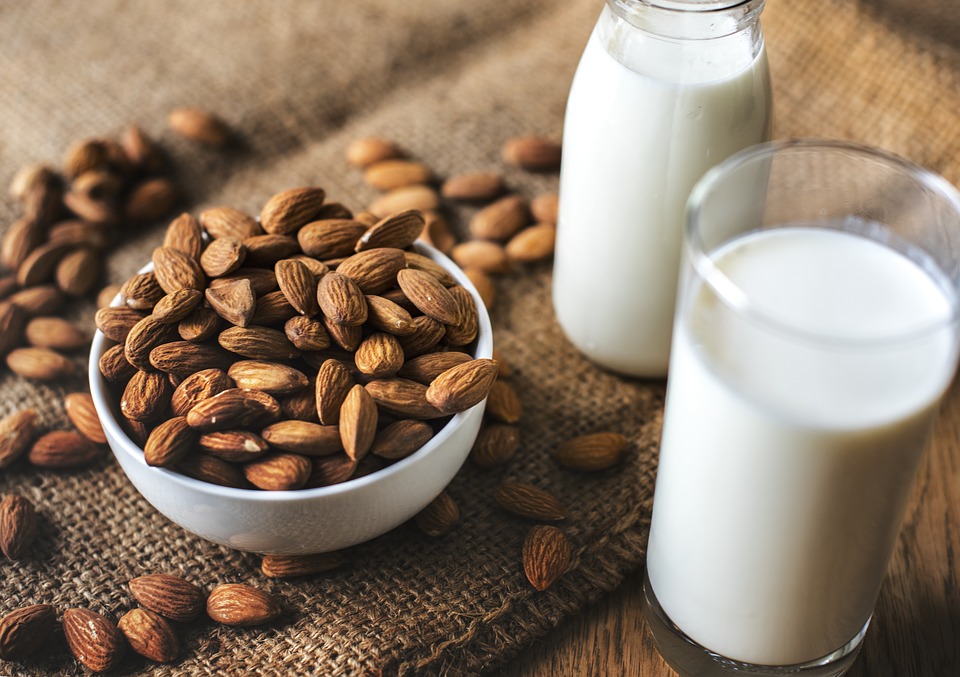 Sau sinh uống sữa tươi được không: Sữa hạt thực vật tốt cho mẹ sau sinh