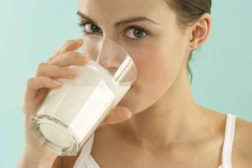 Sữa tươi chứa hàm lượng dinh dưỡng cao, rất tốt cho mẹ đẻ thường