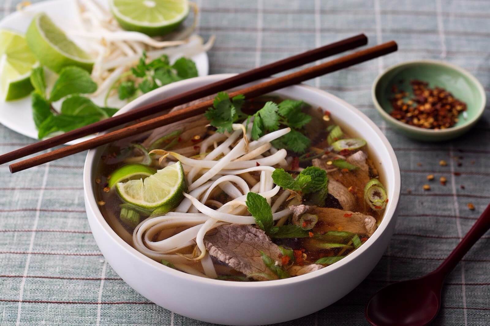 Sau sinh ăn phở được không? Bổ sung vào thực đơn mẹ nhé!