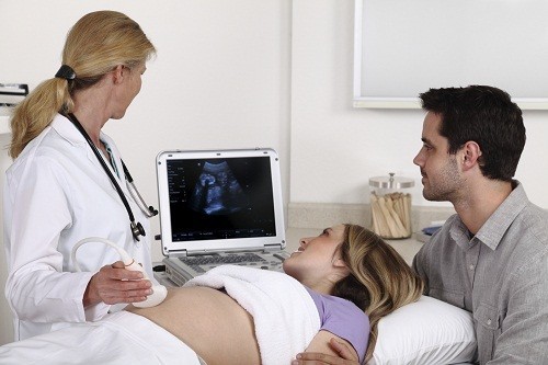 Từ tuần thứ 6 – 7 của thai kỳ, mẹ đã có thể nghe được tim thai của bé qua thiết bị siêu âm