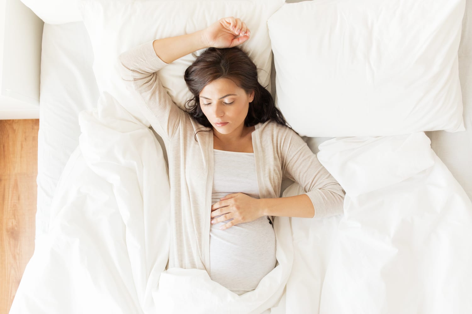 Nằm ngửa khi ngủ gây ra một số vấn đề nguy hiểm cho mẹ và thai nhi