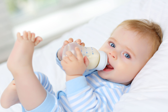 Bắt đầu từ 5 -10  tháng tuổi, bé đã có thể tự cầm được bình sữa