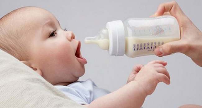 Sữa chứa chất xơ hòa tan giúp bảo vệ bé khỏi táo bón