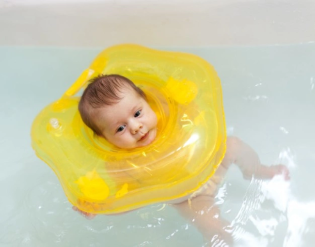 Tắm nước ấm cho bé khi bị sốt phát ban
