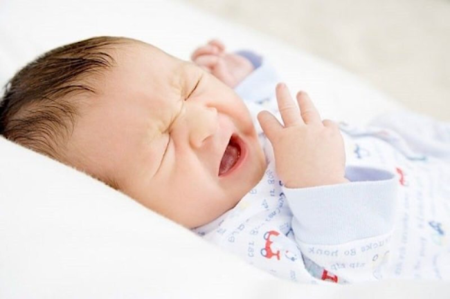 Viêm da có nhiều nguyên nhân nhưng đều khiến bé khó chịu và ngứa ngáy