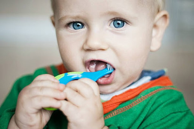 Bàn chải có lỗ cầm tay giúp bé có thể tự đánh răng 