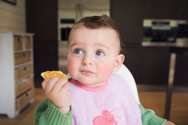 Bắt đầu cho trẻ ăn bánh dặm khi trẻ tròn 6 tháng 