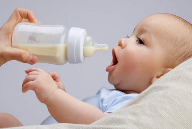 Bình sữa phù hợp với lượng ăn của con sẽ giúp con tránh tình trạng đầy hơi, nôn trớ