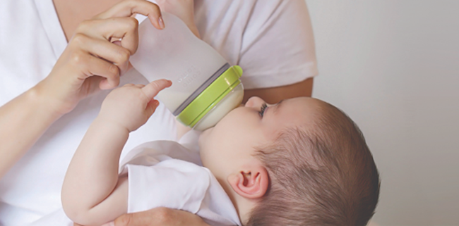 Bình sữa silicon mềm, dẻo, an toàn với bé sơ sinh