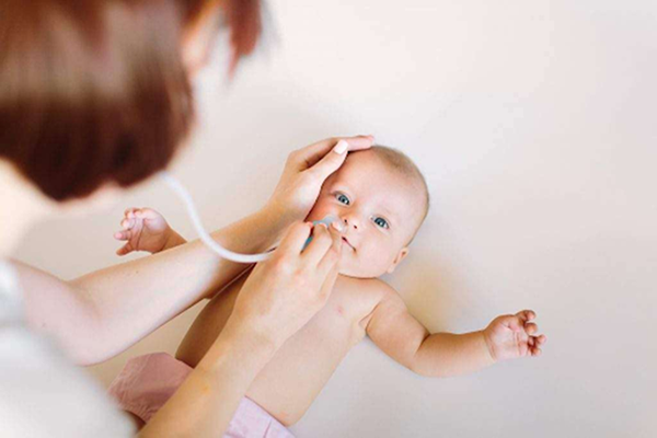 Mách mẹ 3 cách rửa mũi cho trẻ sơ sinh để nhanh khỏi nghẹt mũi