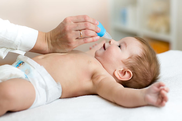 Cách rửa mũi cho trẻ sơ sinh bằng nước muối sinh lý an toàn